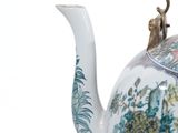 a tea pot that has a handle on it