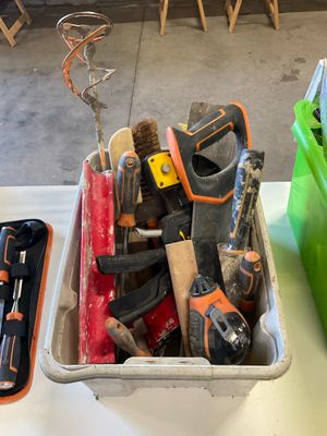 many tools that are sitting in a container on a table
