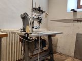 une machine à coudre dans une pièce avec un radiateur et une fenêtre