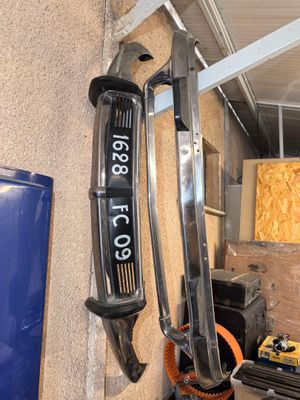 une photo d'un garage avec des outils accrochés au mur
