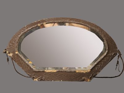 un miroir accroché au mur, entouré d'une corde