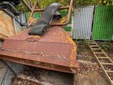 un tas de vieilleries par terre, près d'une clôture