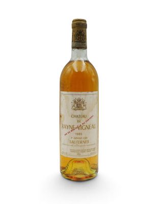 une bouteille de vin avec une étiquette blanche sur fond blanc