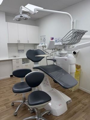 a dentist ' s chair in the middle of the room