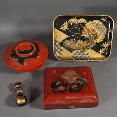 JAPON XXe. COUPE couverte en laque rouge, noire et or à déco…