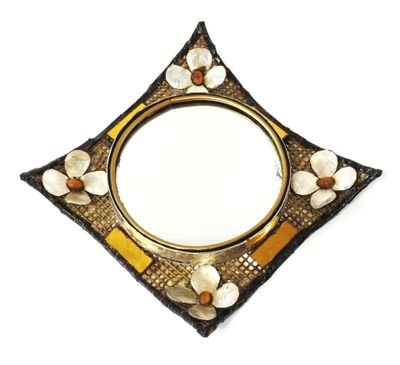 une image représentant un miroir décoratif orné de coquillages