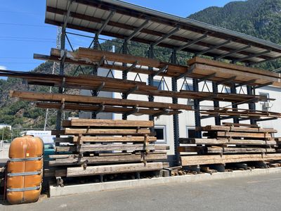 beaucoup de bois empilé au bord de la route