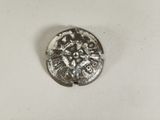 une pièce d'argent sur laquelle figure une image sur un fond blanc