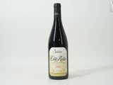 une bouteille de vin posée sur une table