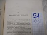un livre ouvert, sur lequel est posé un surligneur bleu, posé sur une table