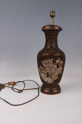 une lampe posée sur une table à côté d'une lampe
