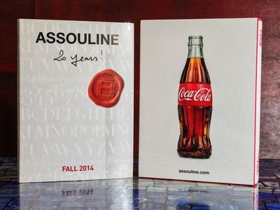 une bouteille de Coca-Cola et un cachet de cire posés sur une table