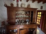 une cuisine avec un meuble en bois et un sol carrelé