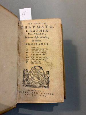 un livre sur lequel figure l'image d'un cadran solaire