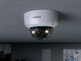 une caméra blanche fixée au plafond d'une pièce