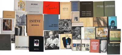 plusieurs livres empilés les uns sur les autres