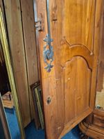 Grande armoire en bois fruitier mouluré, ouvrant par deux po… (photo 6)