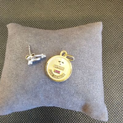 un gros plan d'un oreiller sur lequel repose une petite pièce d'or