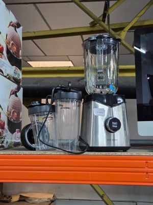 un mixeur posé sur une étagère dans un magasin