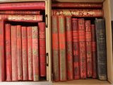 une boîte remplie de vieux livres posée sur une table