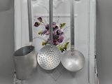 un porte-ustensiles de cuisine à l'ancienne, orné de fleurs