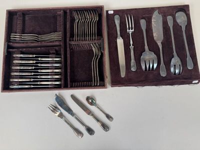 une boîte en bois contenant de l'argenterie sur une table