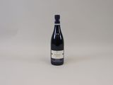 la bouteille de vin est posée sur une surface blanche