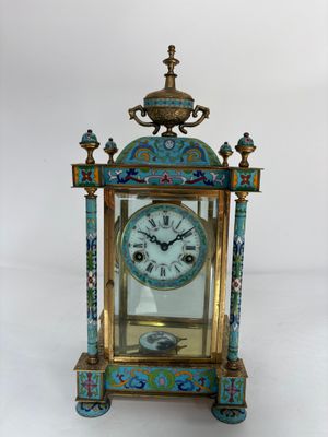 une horloge posée sur une table
