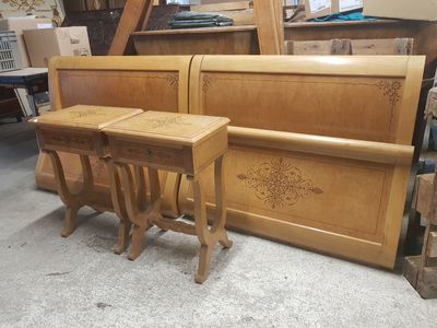 Mobilier de chambre à coucher comprenant deux lits, deux che…