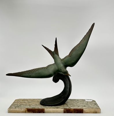 statue d'un oiseau de paradis sur un socle en marbre