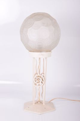 l'image d'une lampe posée sur une table