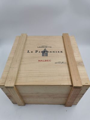 l'image d'une boîte en bois sur laquelle est apposée une étiquette