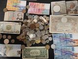 beaucoup d'argent sur une table où se trouvent de nombreuses pièces