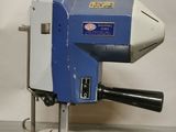 une machine bleue et blanche posée sur une table