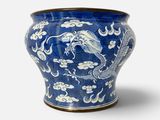 un vase bleu et blanc orné d'un dragon