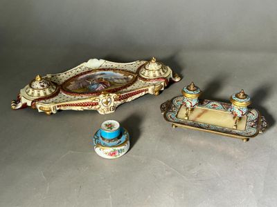 trois pièces de porcelaine sont posées les unes à côté des autres sur une table