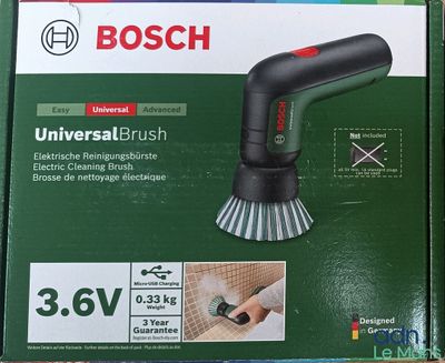 La boîte d'une brosse universelle Bosch est ouverte sur la table.