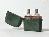 deux bouteilles posées dans un étui vert
