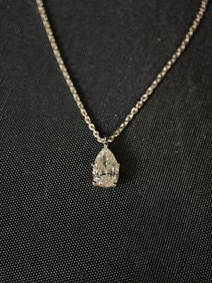 une femme portant un collier orné d'un diamant en forme de larme
