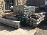 un tas de métal et de bois devant un immeuble