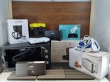 il y a beaucoup d'appareils électroniques sur la table dans la pièce