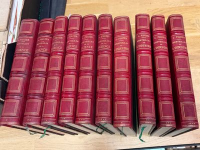 plusieurs livres rouges empilés sur une table