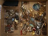 une boîte remplie de bijoux assortis sur une table