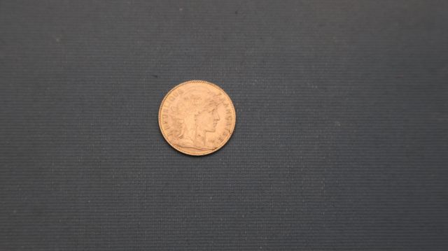 Une pièce de monnaie en or à valeur faciale de 10 francs Français...