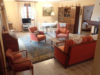 un salon avec beaucoup de meubles