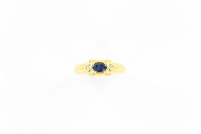 une bague en or jaune sertie d'un saphir bleu