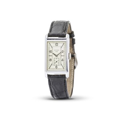 gros plan d'une montre sur fond blanc avec un bracelet noir