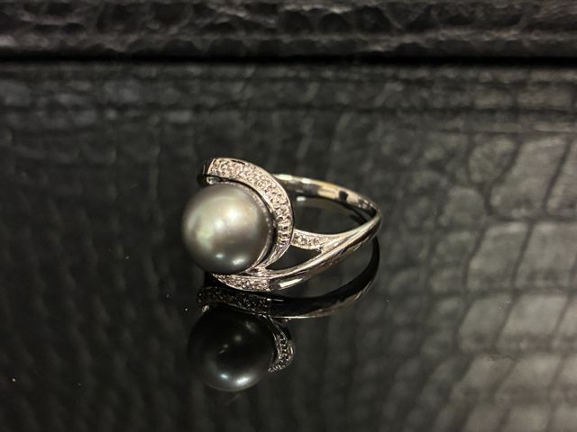 Bague en or gris 18 carats 750 millièmes à décor d’une perle de c...