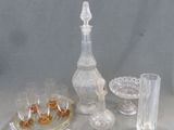 un grand nombre d'objets en verre posés sur une table
