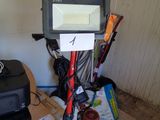 une photo d'une petite pièce avec un ordinateur et une imprimante
